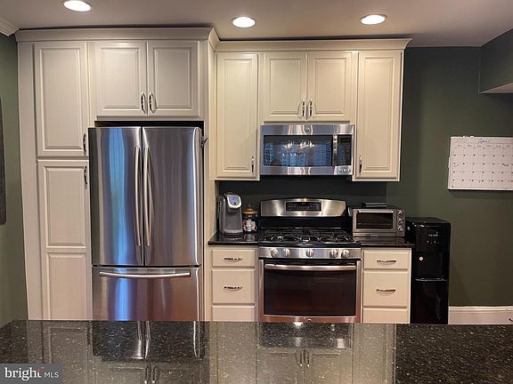 5th image of 523 Country Club Rd