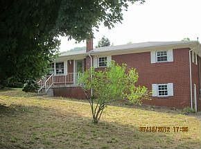 1st image of 216 Lakeshore Cir