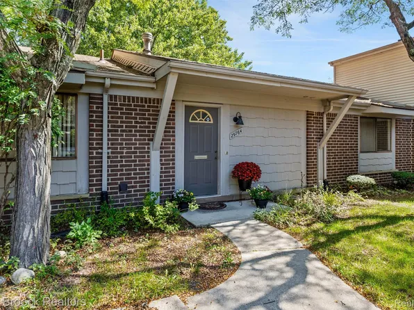 29764 Farmbrook Villa Ln, Southfield, MI 48034
