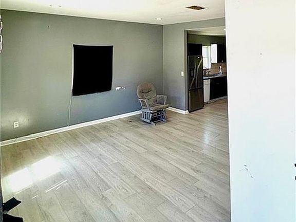 4th image of 1086 Barton St