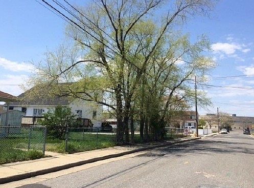 2nd image of 820 Robinson Ave