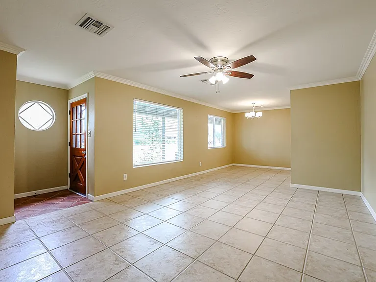 1005 E Cavalier Dr — Photo 2