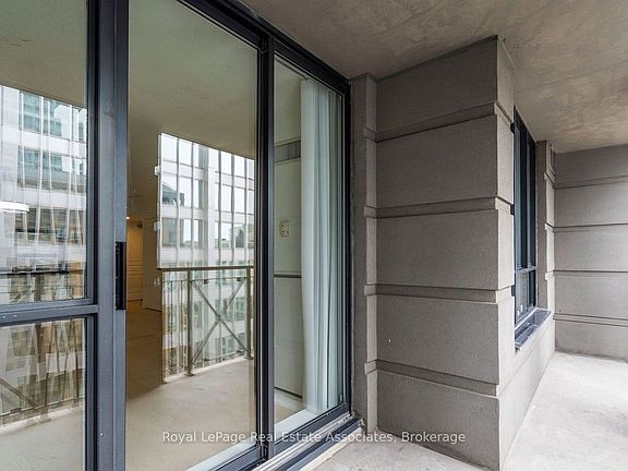 4th image of 140 Simcoe St #1512