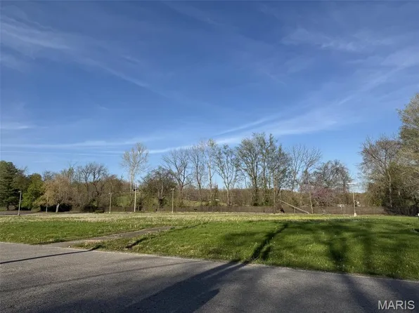 1048 W Cape Rock Dr, Cape Girardeau, MO 63701