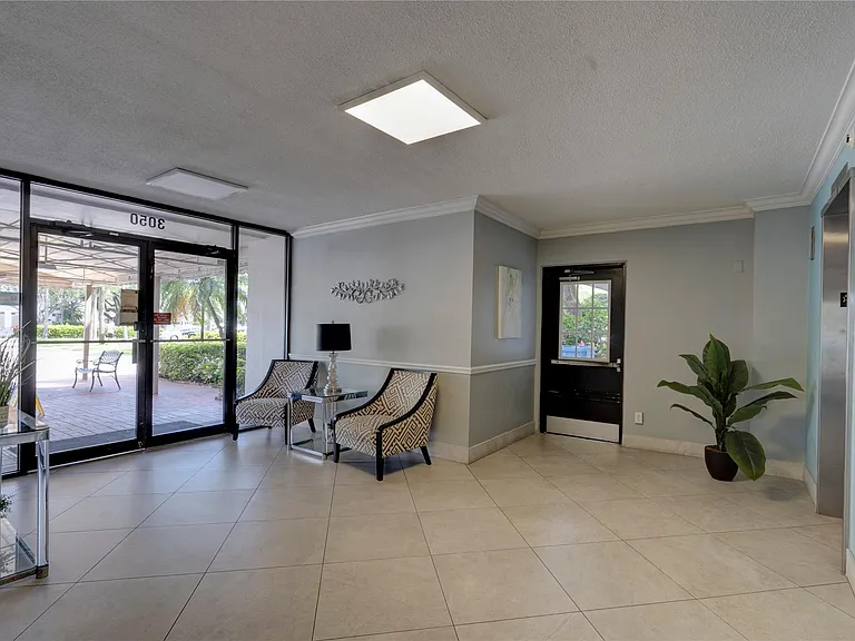 3050 N Palm Aire Dr #505 — Photo 9