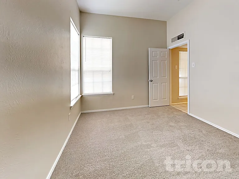 7811 Bluff Trail Dr — Photo 9