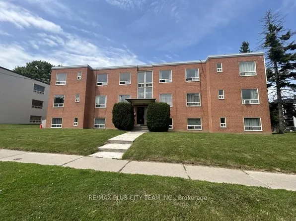 316 Saguenay Ave #6, Oshawa, ON L1J 2N1