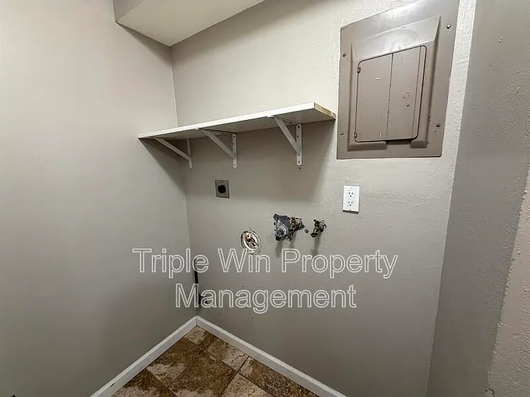 810 Saint Anthony Ln — Photo 37