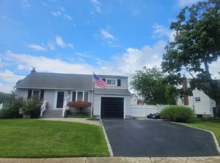 155 Reynolds Rd, West Islip, NY 11795