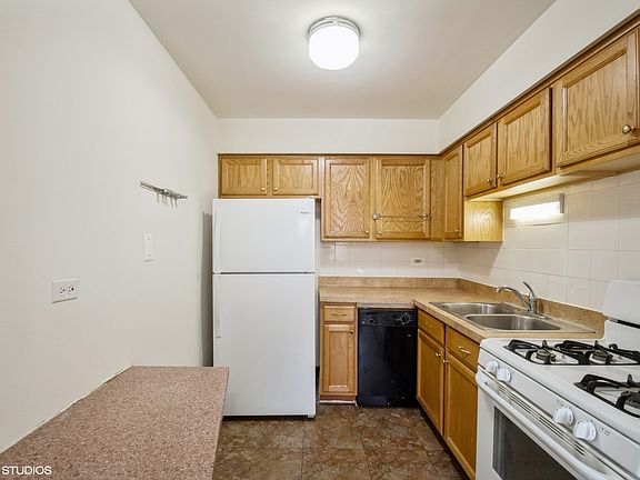 5th image of 7306 N Winchester Ave APT 402
