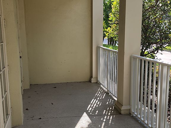 Wraparound porch, Virginia Dr side of the condo