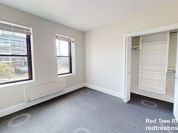 4th image of 829 Beacon St