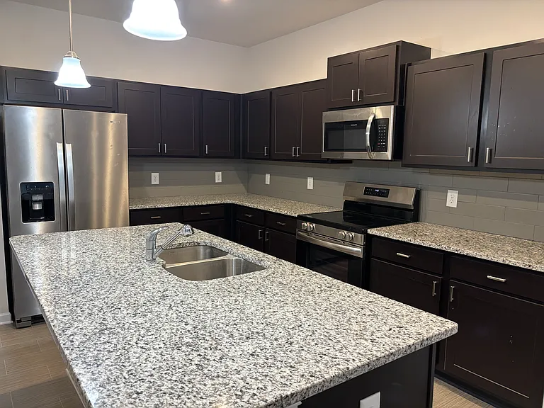 115 Marion Dr — Photo 3