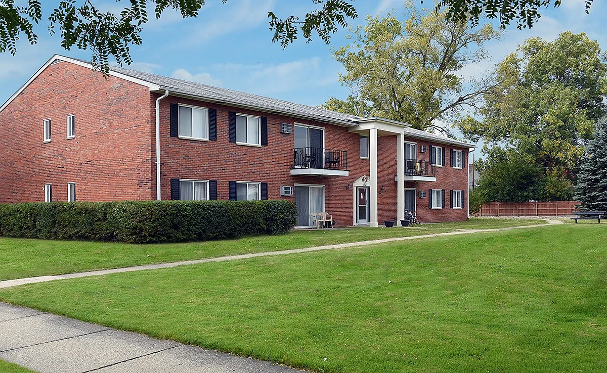 Franklin Square Apartments — Photo 1