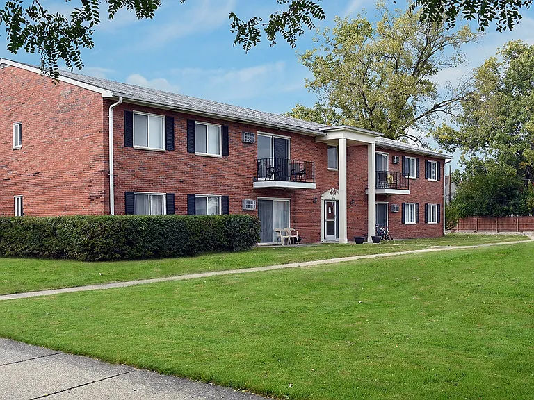 Franklin Square Apartments — Photo 1