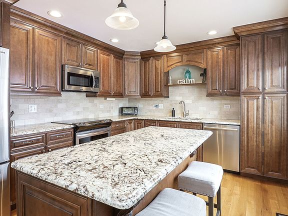 3rd image of 1419 Castlewood Dr
