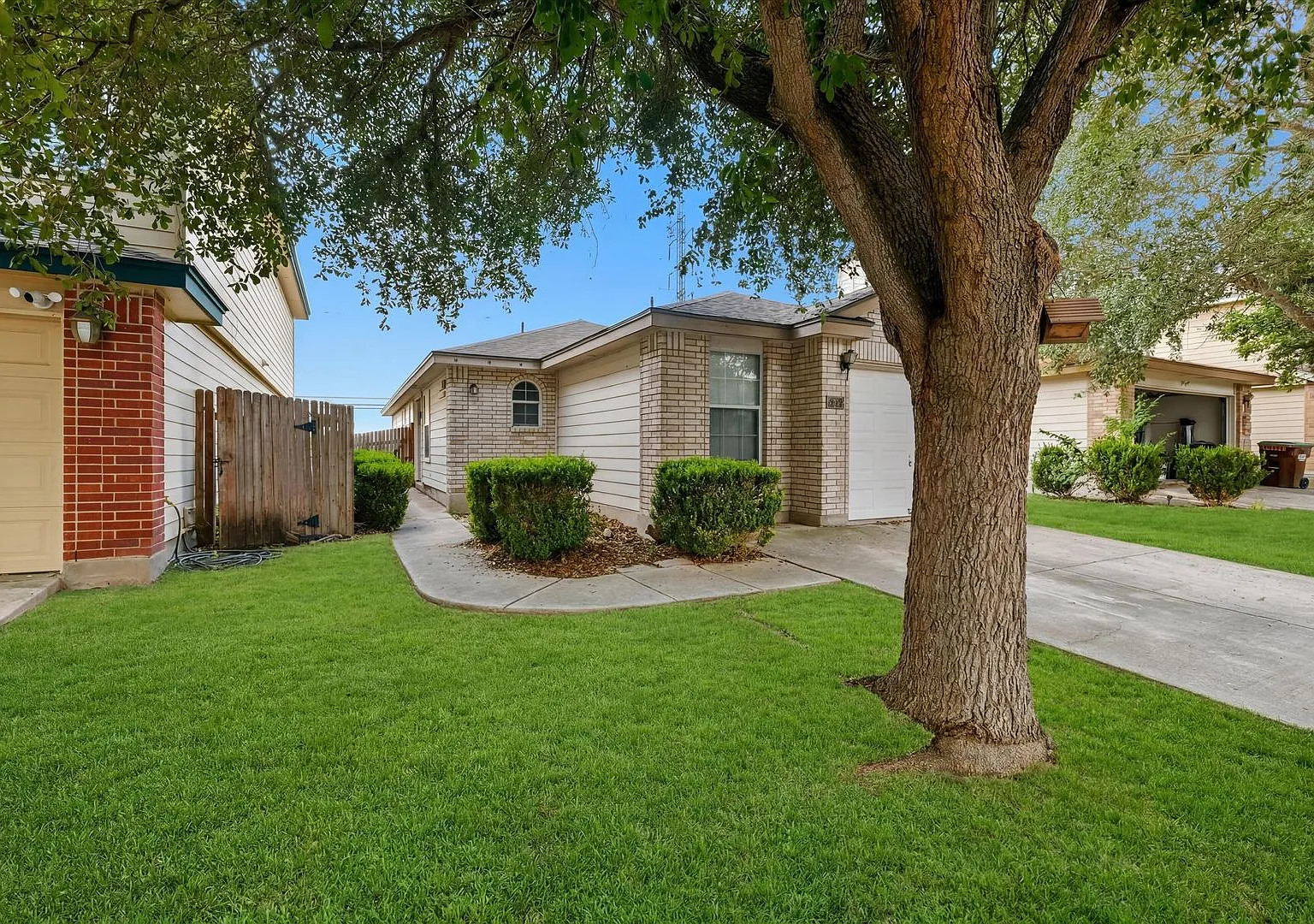 Beautiful 3/2 Woodlake Terrace for Sale or Lease — Photo 2