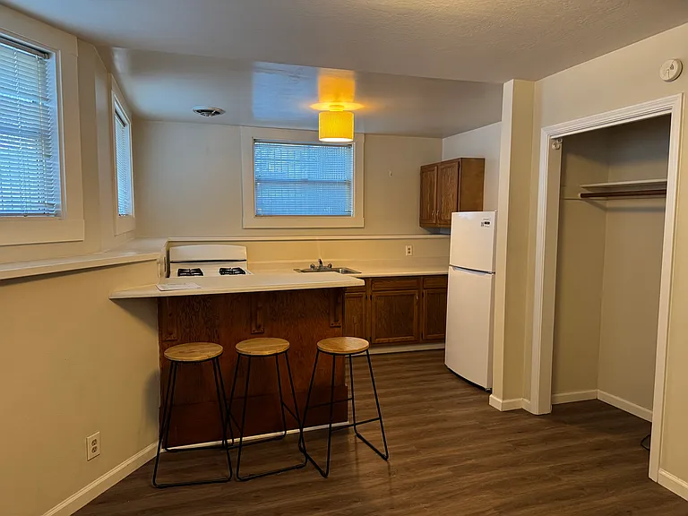 390 Grand Ave #13 — Photo 10