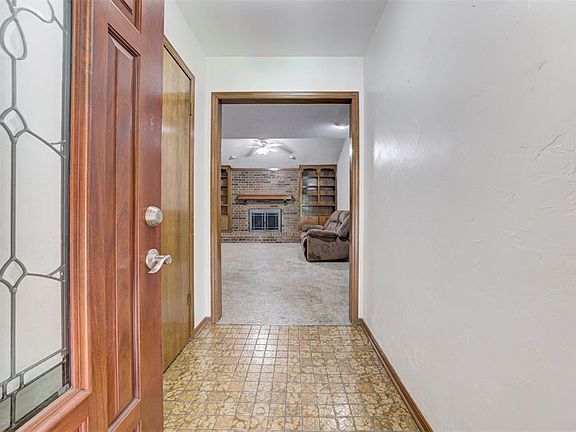 5th image of 401 N Ramblin Oaks Dr
