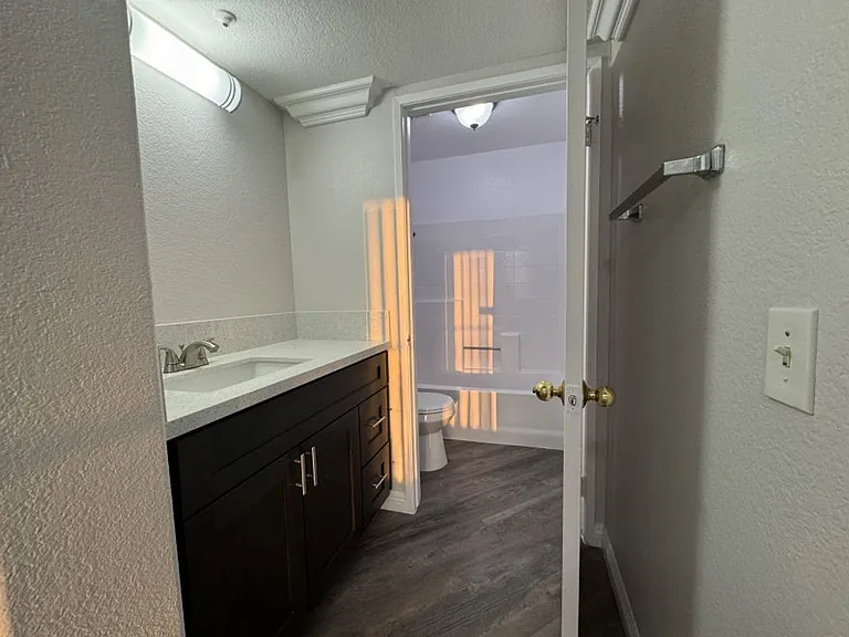 Alcantara Home Apts — Photo 35