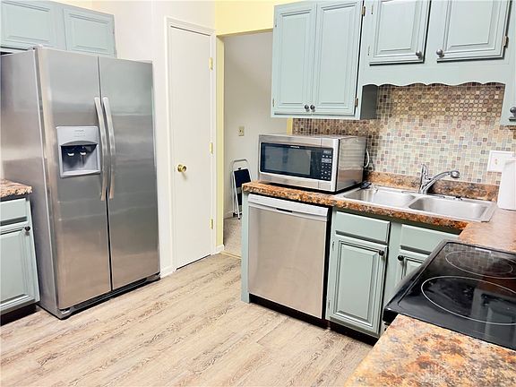 3rd image of 220 Parkway Blvd Unit 6
