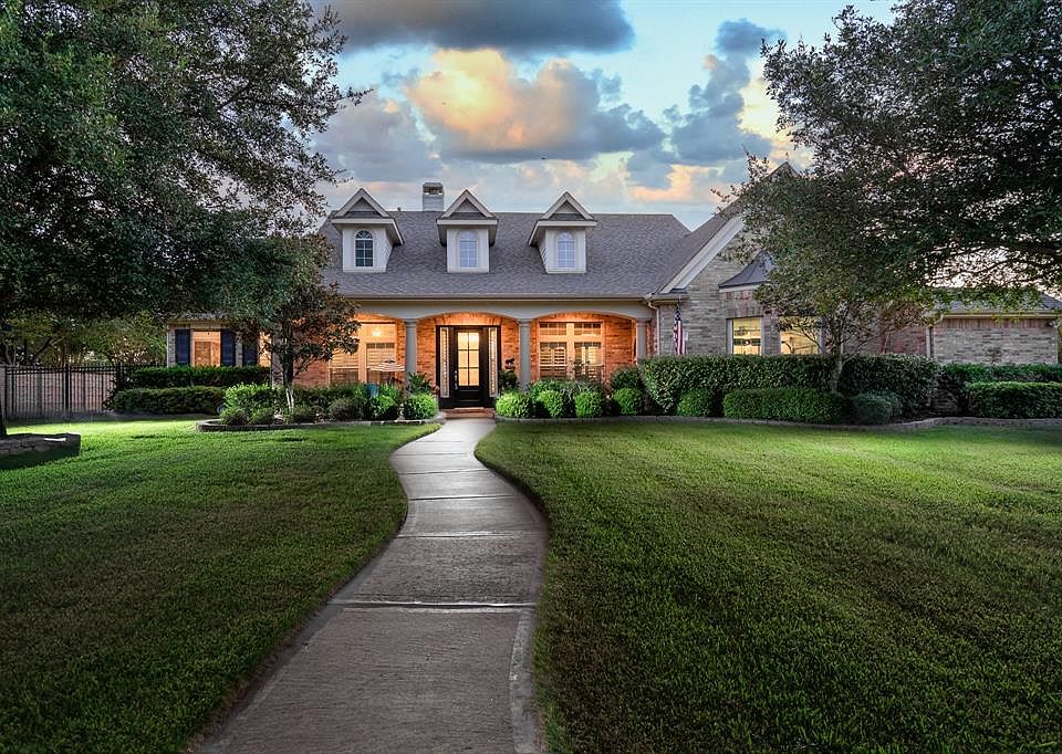 Welcome home to 17403 Prescott Manor, a fabulous 1-story David Weekley ranch style home nestled on an oversized 29,299 sq ft. corner lot in the much sought-after community of Lakes of Fairhaven!