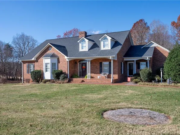 2517 Country Club Rd, Yadkinville, NC 27055