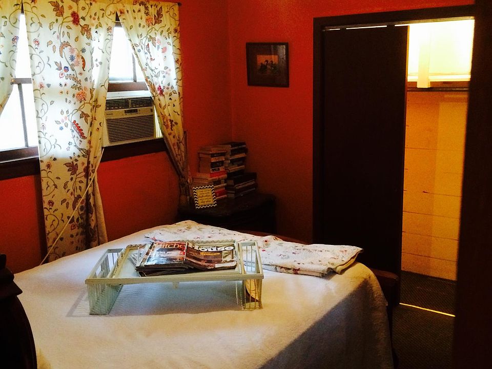 bed room (queen sized bed included)