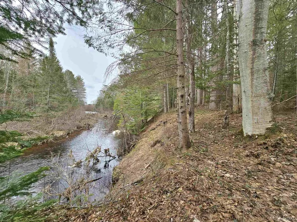Railroad Ln, Marquette, MI 49855
