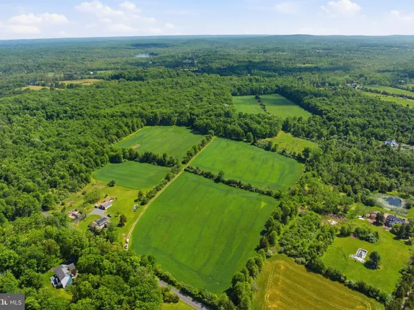 1540 Roundhouse Rd, Quakertown, PA 18951