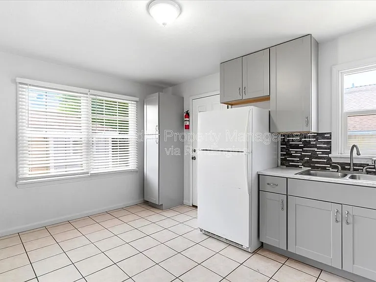 2709 Gramercy Ave #B — Photo 10