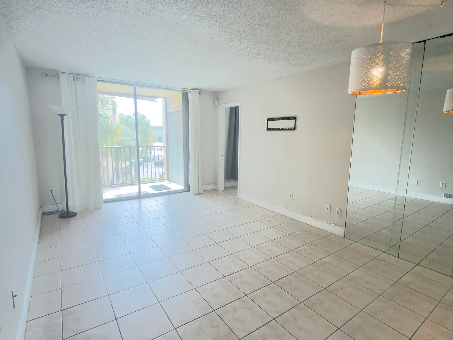 2 bed, 906 sqft, $2,300 — Photo 4