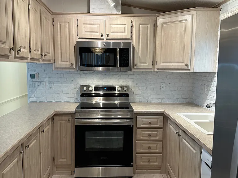 547 Lake Dr — Photo 5