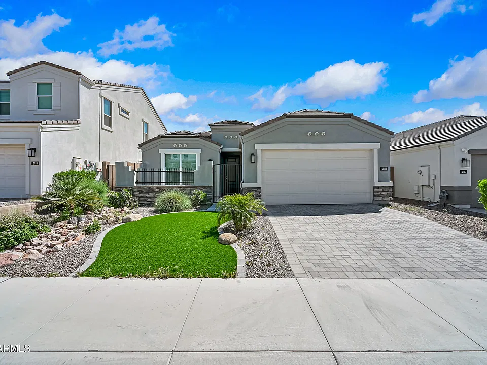 2111 E Questa Dr
