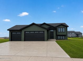 6718 Hudson Dr, Grand Forks, ND 58201
