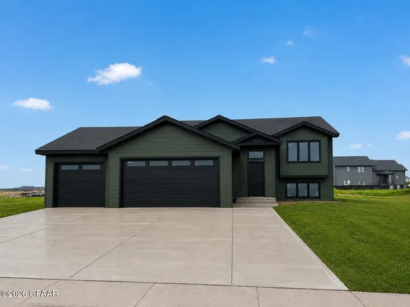 6718 Hudson Dr, Grand Forks, ND 58201