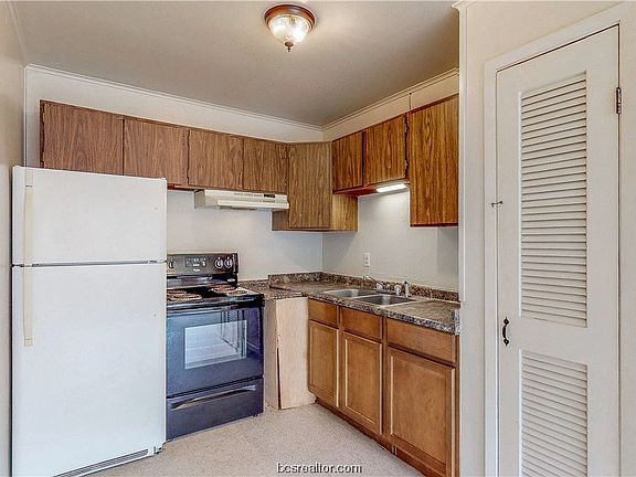3rd image of 206 Lynn Dr #D