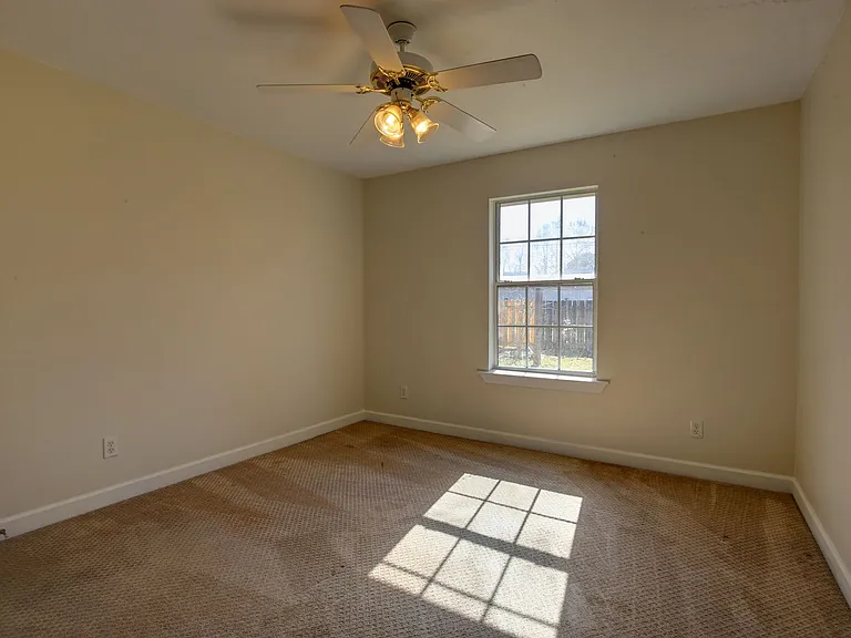 200 Hawthorne Cir — Photo 13