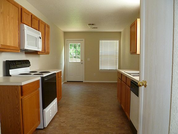 3rd image of 905 SW 153rd St