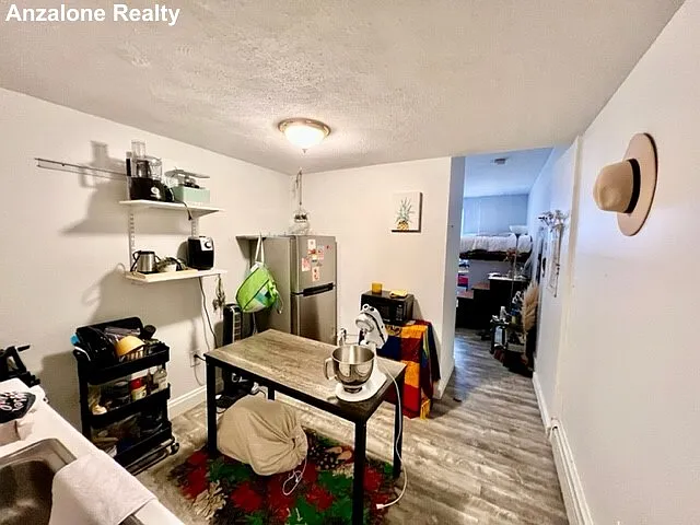 1 bed, 350 sqft, $2,300 — Photo 3