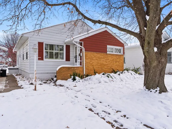 1215 Grand Ave, Muscatine, IA 52761