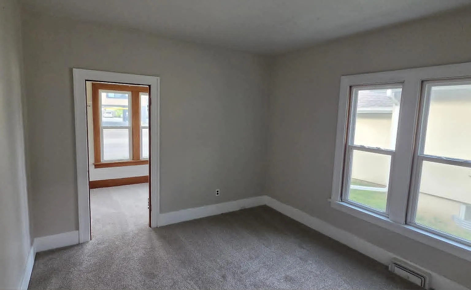 5 bed, 2.5 bath, 2000 sqft, $1,800 — Photo 4