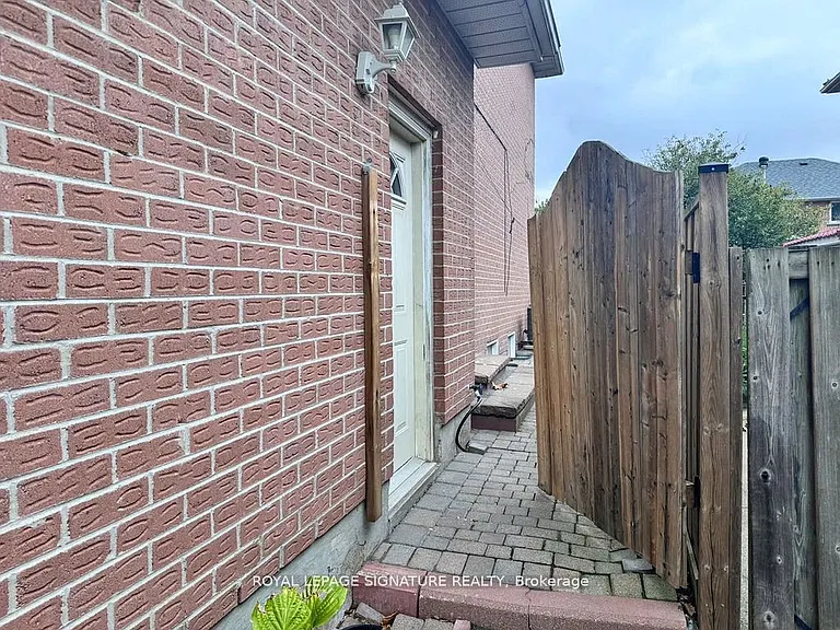 285 Mississaga St #BASEMENT — Photo 4