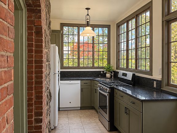 2nd image of 265 River Rd APT 1