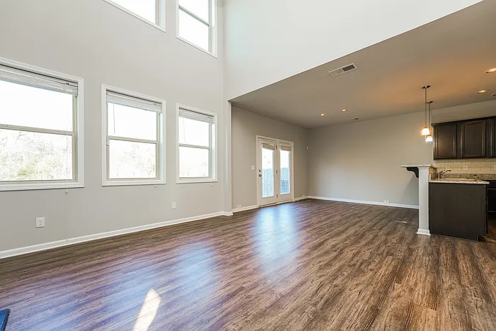 3 bed, 2.5 bath, 1805 sqft, $2,095 — Photo 2