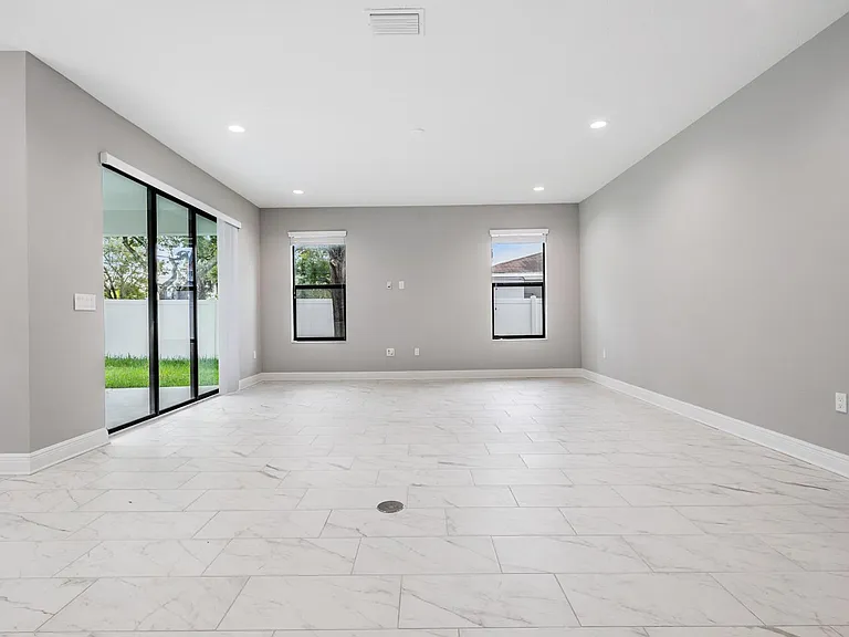 3912 S Church Ave — Photo 13