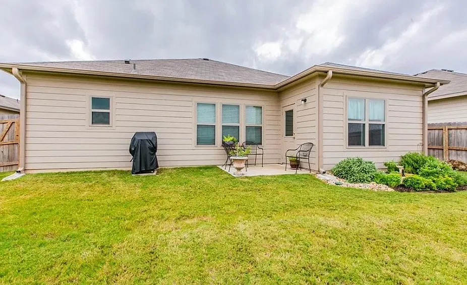 3 bed, 1333 sqft, $1,800 — Photo 2