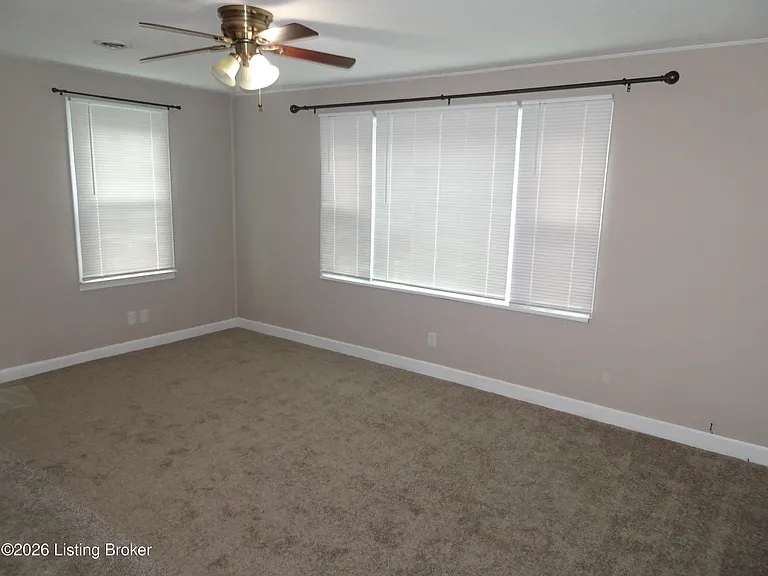 226 Downes Ln — Photo 2
