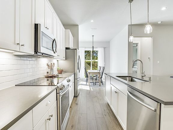 3rd image of 210 Fairlake Cir