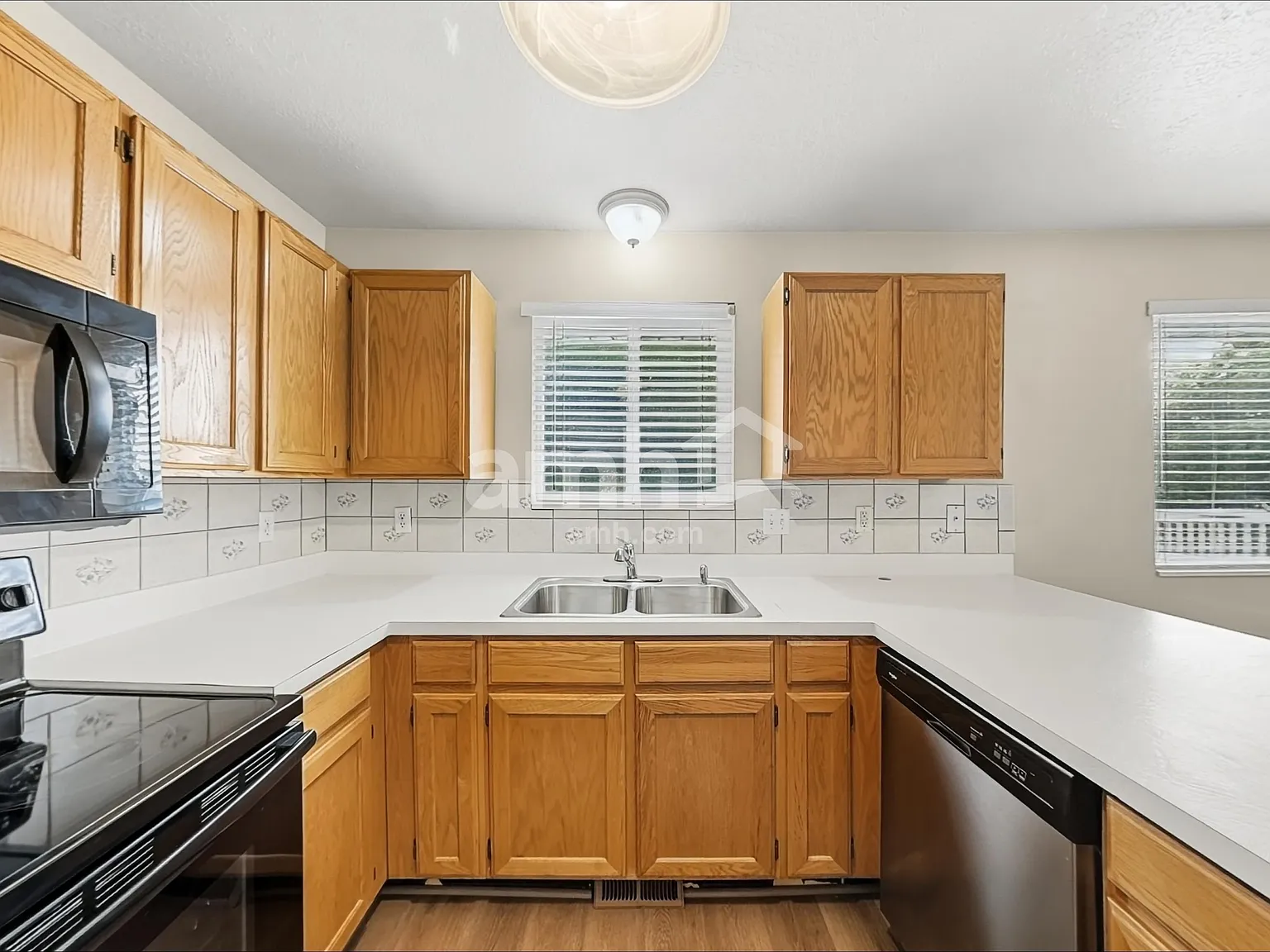 5 bed, 2.0 bath, 2456 sqft, $2,860 — Photo 4